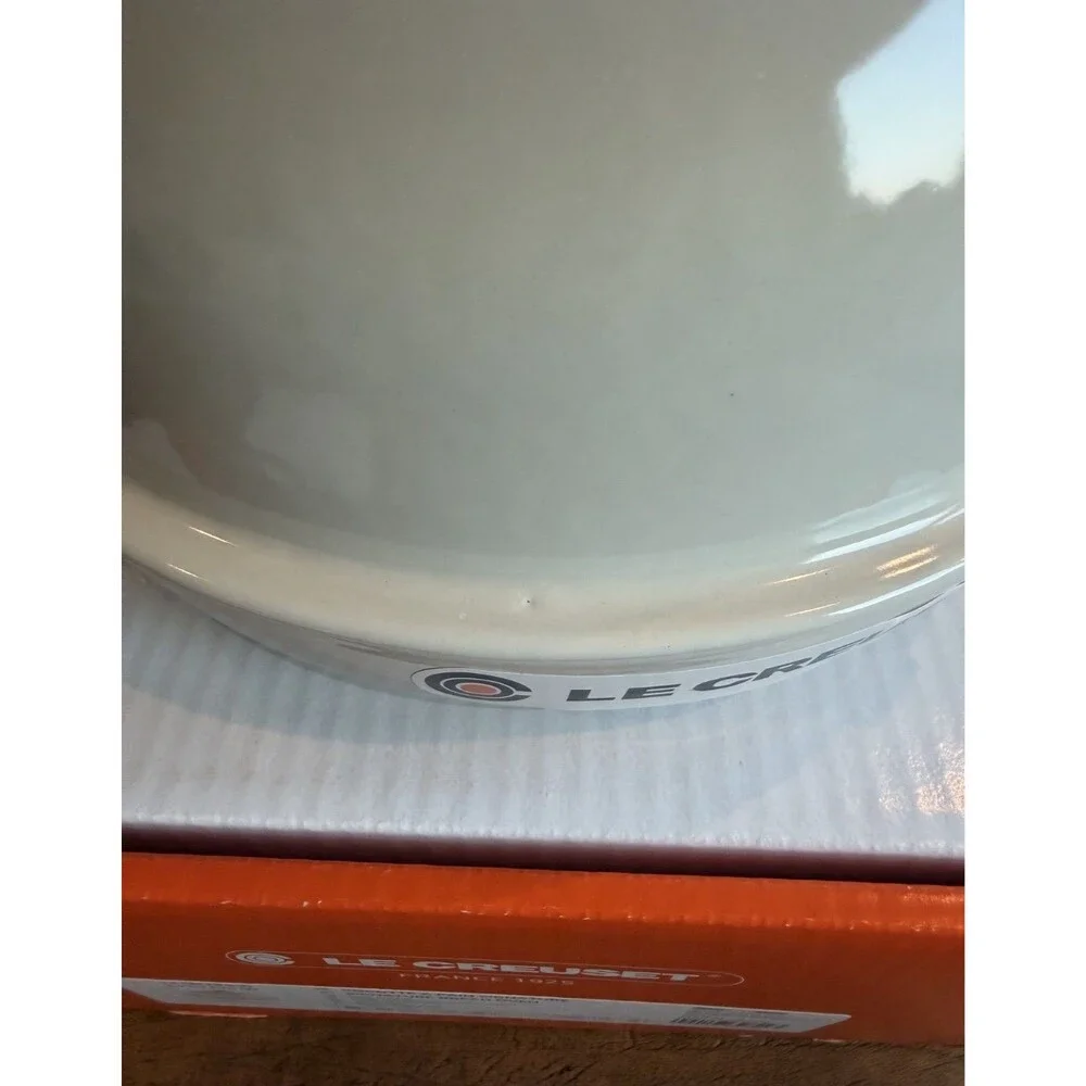 Le Creuset Signature Enameled Cast Iron 1.75 qt 9.5 in Bread Oven Meringue NEW